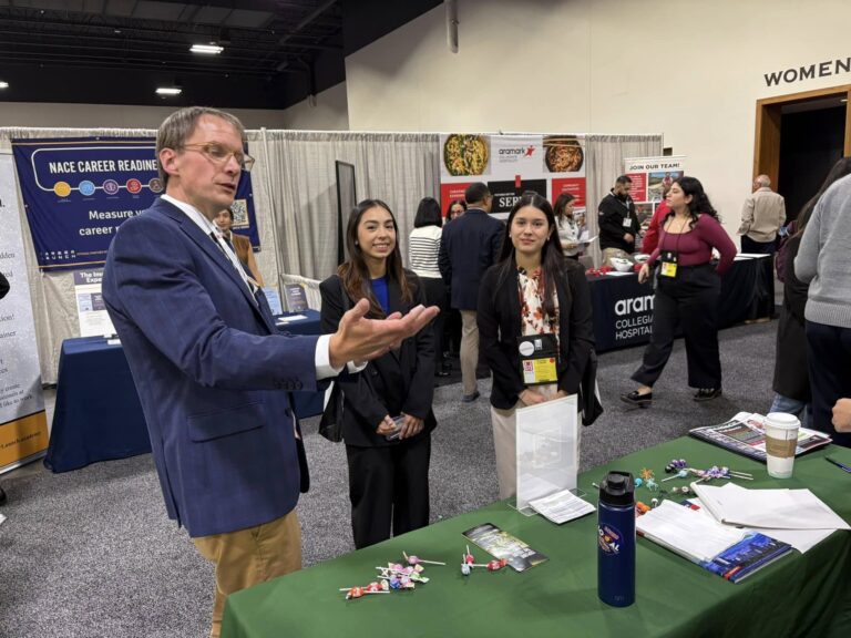 exhibitor-talking-with-attendees