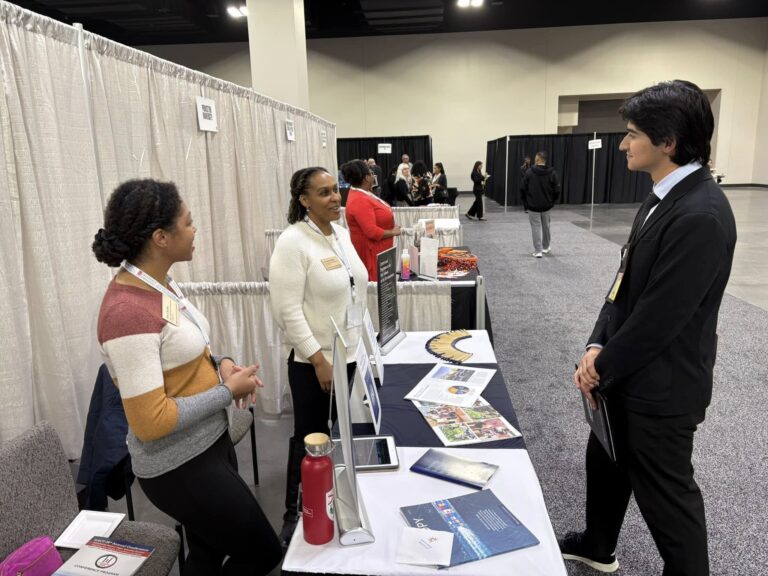 exhibitors-talking-with-confernece-attendee